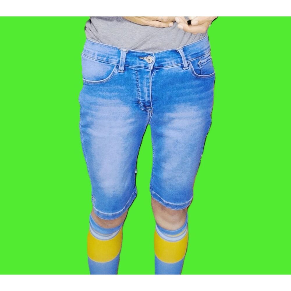 Curve Appeal Mid-Wash Denim Knee Length Shorts Size 4/27 | Stretch & Side Slits